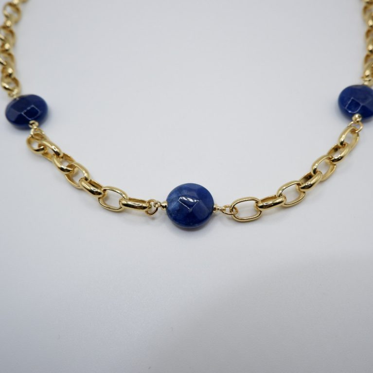 Collar bañado en oro y piedras lapislázuli