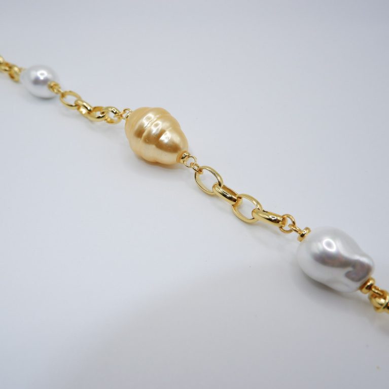Collar bañado en oro y perlas majorica