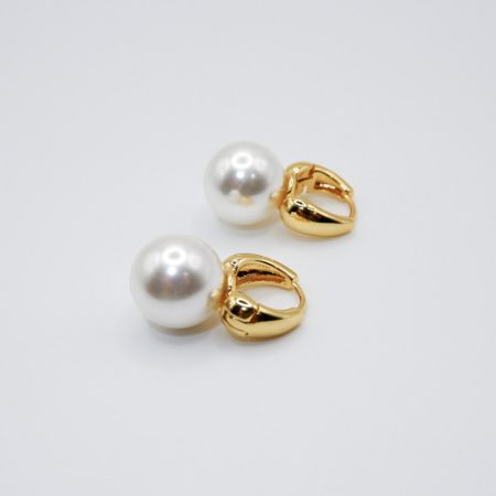 Pendiente bañado en oro perla majorica