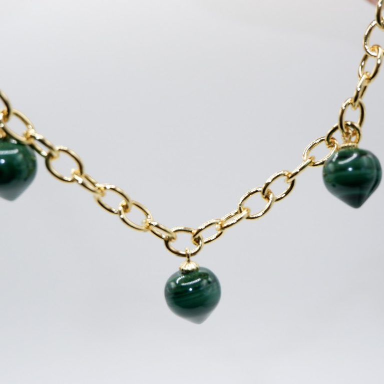 Collar dorado con tres piedras naturales malaquita