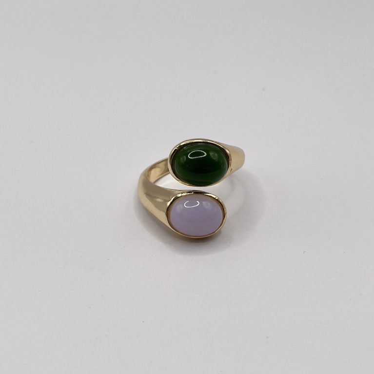Anillo ovalado ajustable bañado en oro 18k jade y calcedonia natural
