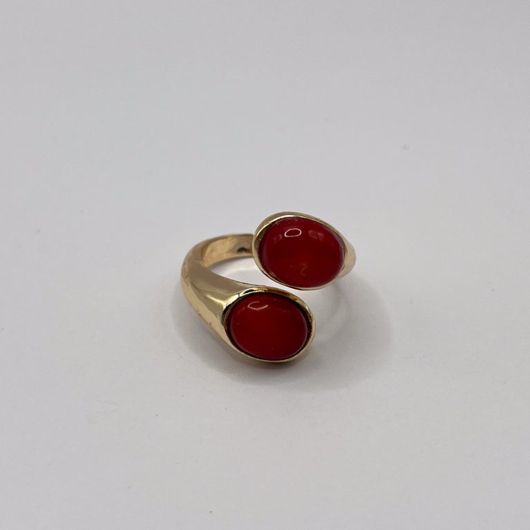 Anillo ovalado ajustable bañado en oro 18k coral natural