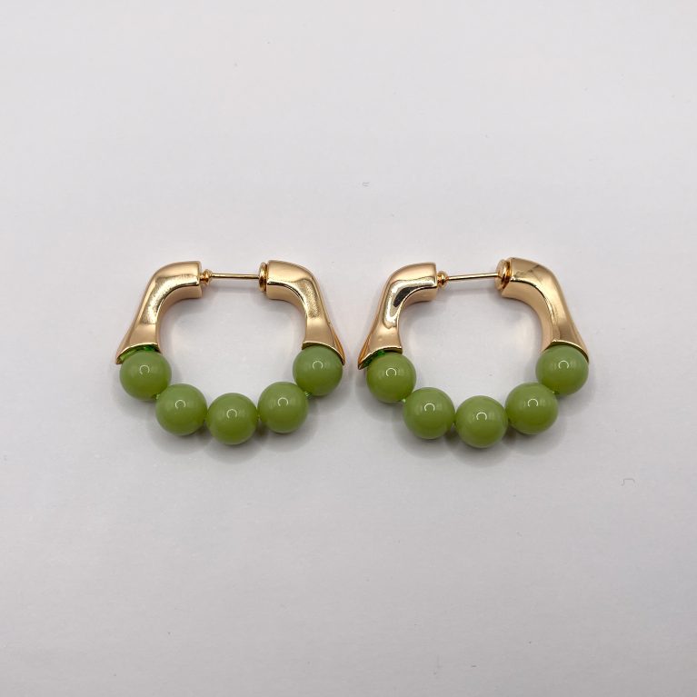 Argolla bañada en oro con piedra natural ágata verde