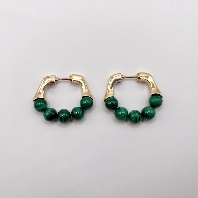 Argolla bañada en oro con piedra natural malaquita